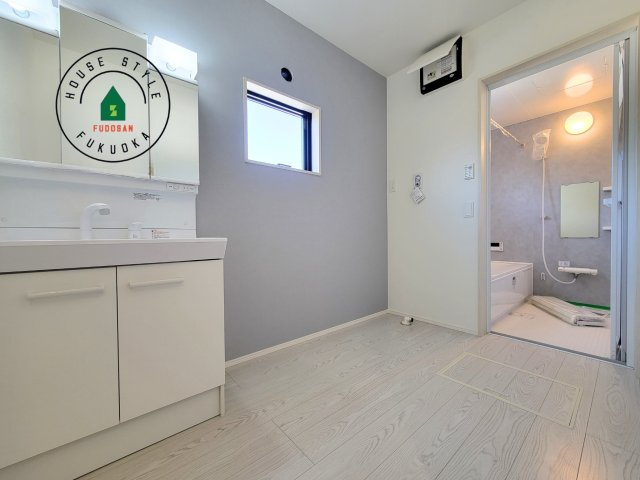 筑紫野市大字阿志岐第3-3棟（3号棟）の内観：施工例|ゆとりの洗面スペースで朝の身支度もスムーズに。暮らしを快適に変えるシャワー付洗面台です！