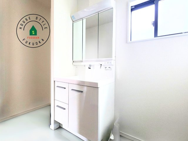 筑紫野市大字阿志岐第3-3棟（3号棟）の内観：施工例|毎日使うものだから清潔な空間を保ちたい水回り。洗面にはそんな願いを解消させてくれる収納アイデアが満載です。三面鏡の裏側にはキャビネットが現れ小物から背の高い物まで収納できます。