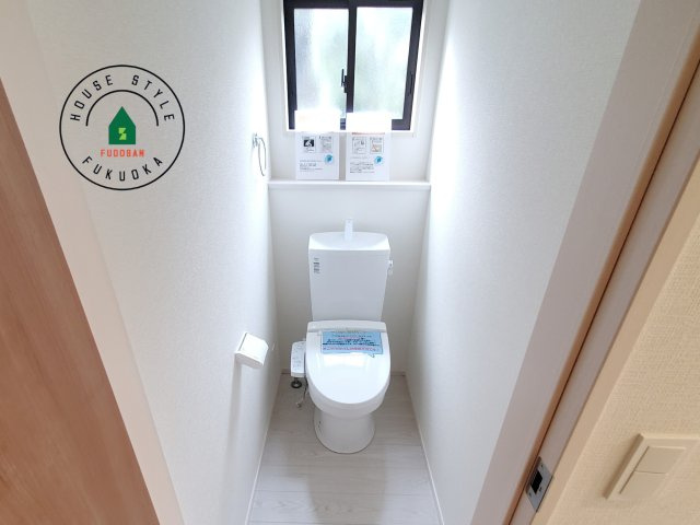 筑紫野市大字阿志岐第3-3棟（3号棟）の内観：施工例|温水洗浄便座を完備しております。2ヶ所にトイレがあるのは朝の慌ただしい時間も安心です。