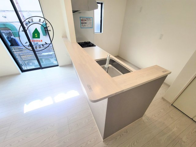 筑紫野市大字阿志岐第3-3棟（3号棟）の内観：施工例|ダイニングテーブルへの配膳がラクラク、お料理はかどるカウンター付きシステムキッチン！