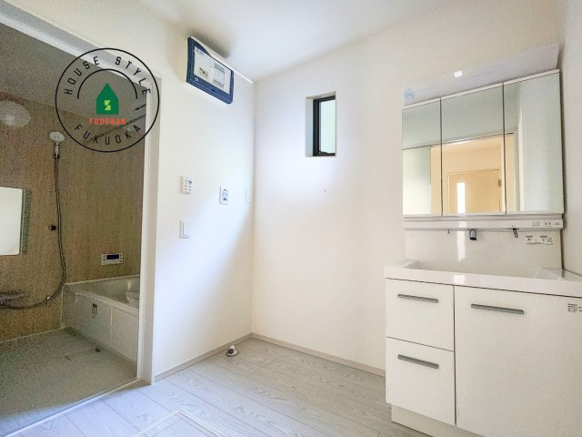 福岡市東区香椎3丁目第5-1棟（1号棟）の内観：施工例|ゆとりの洗面スペースで朝の身支度もスムーズに。暮らしを快適に変えるシャワー付洗面台です！