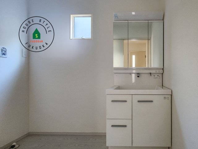 福岡市東区香椎3丁目第5-1棟（1号棟）の内観：施工例|毎日使うものだから清潔な空間を保ちたい水回り。洗面にはそんな願いを解消させてくれる収納アイデアが満載です。三面鏡の裏側にはキャビネットが現れ小物から背の高い物まで収納できます。