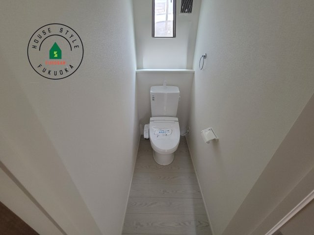 福岡市東区香椎3丁目第5-1棟（1号棟）の内観：施工例|温水洗浄便座を完備しております。2ヶ所にトイレがあるのは朝の慌ただしい時間も安心です。