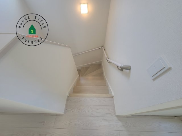 福岡市東区香椎3丁目第5-1棟（1号棟）の内観：施工例|階段からも明るい光が入ります。採光や通風も階段の重要な役割です。