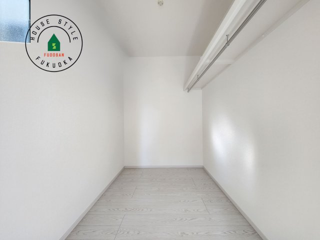 福岡市東区香椎3丁目第5-1棟（1号棟）の内観：施工例|洋服や大きな荷物が多い方や人数の多いご家族などは、一般的なクローゼットよりもウォークインクローゼットのほうが使い勝手が良いです。