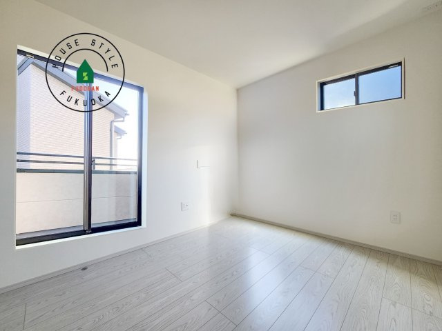 福岡市東区香椎3丁目第5-1棟（1号棟）の内観：施工例|柔らかい陽光が差し込む明るいお部屋を演出する設計。彩光の取れる窓が気持ちの良いお部屋を創り上げます。