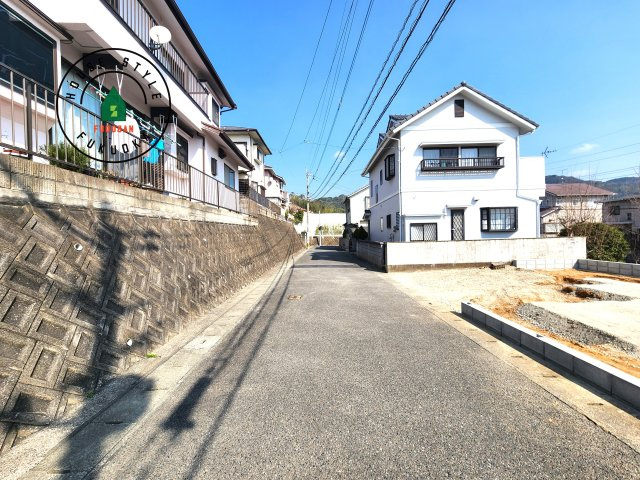 福岡市東区香椎3丁目第5-1棟（1号棟）の前面道路含む現地写真|前面道路は閑静な住宅地をはしる車通りの少ない道路。お車の出し入れが苦手なママや小さなお子様にも安心ですね。しっかり舗装もされているので、ベビーカーや自転車で通っても快適に通行できます。