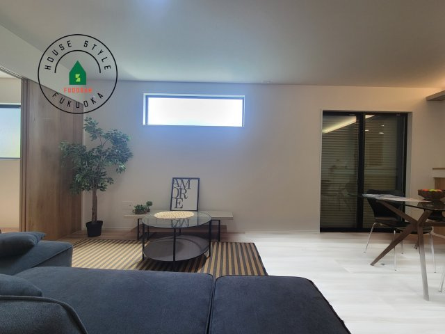 福岡市東区香椎3丁目第5-1棟（1号棟）の内観：施工例|ご家族を近くに感じられる対面キッチンのLDK。会話もはずみそうですね。