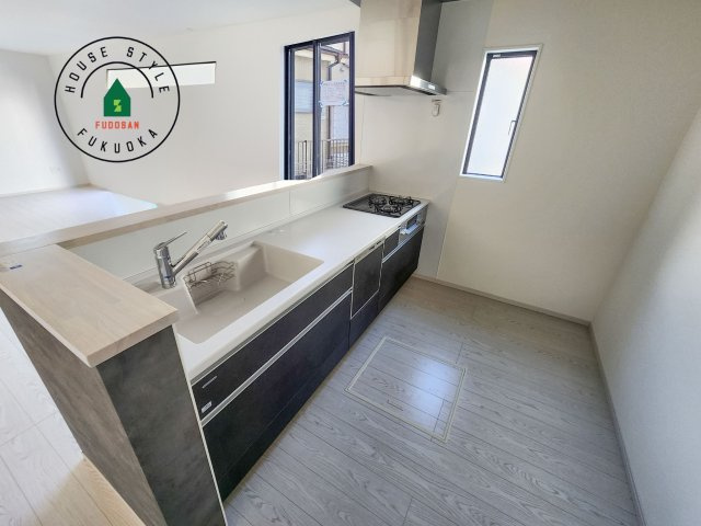 福岡市東区香椎3丁目第5-1棟（1号棟）の内観：施工例|キッチン。グリル・食器洗い乾燥機・浄水器も完備。