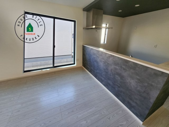 福岡市東区香椎3丁目第5-1棟（1号棟）の内観：施工例|ダイニングテーブルへの配膳がラクラク、お料理はかどるカウンター付きシステムキッチン！