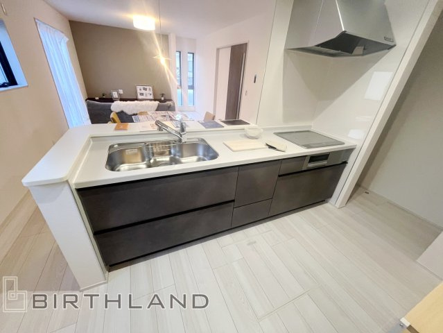 新築戸建・新築建売　福島市野田町谷地第3　森合小・清水中のキッチン|IHクッキングヒーター付きの対面システムキッチン♪フラットな作りでお手入れも楽々♪