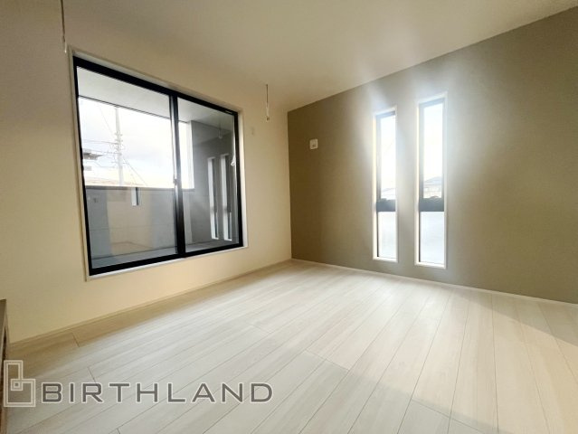 新築戸建・新築建売　福島市野田町谷地第3　森合小・清水中の洋室|おしゃれなアクセントクロスと窓が目を惹く主寝室はバルコニーにも面しています！