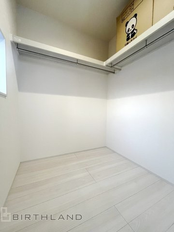 新築戸建・新築建売　福島市野田町谷地第3　森合小・清水中の洋室|L字型のウォークインクローゼットなのでハンガーにかけたままの衣類が見つけやすく整頓しやすい♪