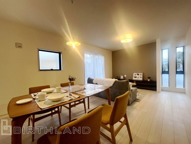 新築戸建・新築建売　福島市野田町谷地第3　森合小・清水中の居間・リビング|家具設置で生活イメージがつきやすいですね！