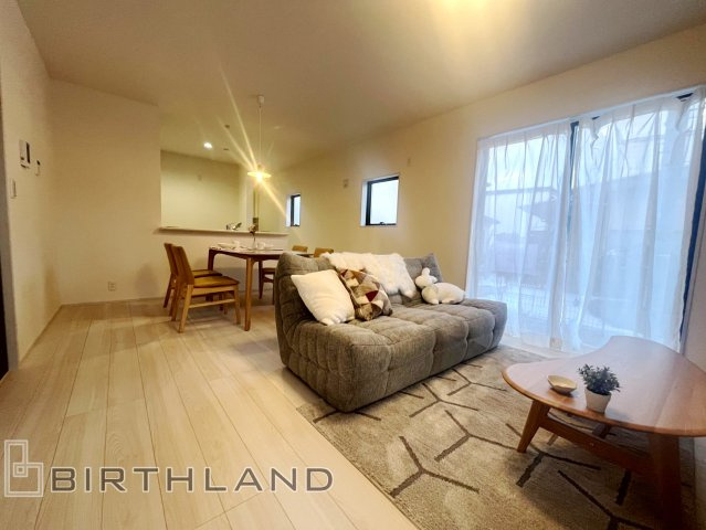 新築戸建・新築建売　福島市野田町谷地第3　森合小・清水中の居間・リビング|17帖の広々リビングはダイニングセットやソファーを置いても十分なスペースがあります！