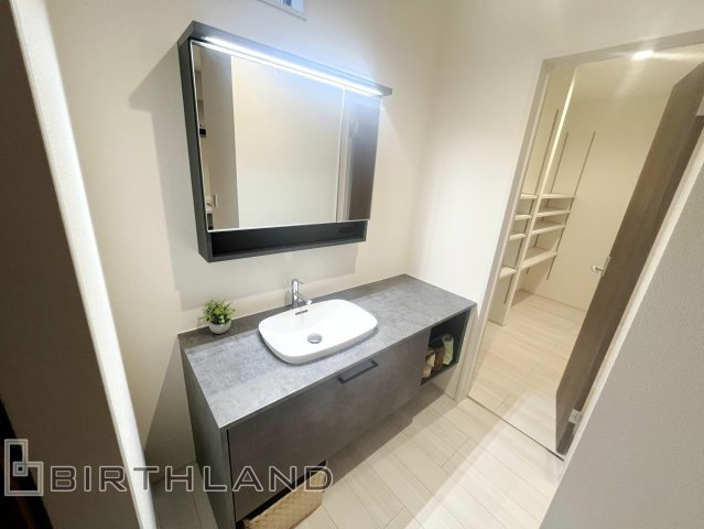 新築戸建・新築建売　福島市野田町谷地第3　森合小・清水中の独立洗面台|おしゃれな造作洗面！注文住宅のような存在感です！パントリーからも出入り可能！