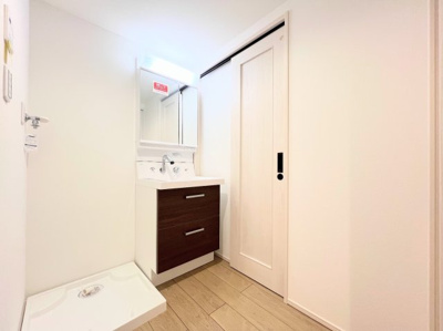 【独立洗面台】 | すすき野第2団地第2住宅3－6号棟 | ◆毎日使う場所だから、機能的で使いやすさに配慮したパウダールーム。すっきりと使えるように収納も豊富にご用意しています。