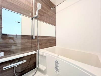 【浴室】 | すすき野第2団地第2住宅3－6号棟 | ◆モダンデザインの空間が気持ちよさを高めてくれるバスルーム。すっきりとした清潔感の中に都会的なセンスが感じられ、心身をリフレッシュできる寛ぎを深めてくれるスペースです。