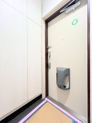 【玄関】 | すすき野第2団地第2住宅3－6号棟 | ◆光の渦が溢れた明るい玄関ホール。「おかえり」と「ただいま」が交差するお家の顔とも言える場所は爽やかで心地良い空間となっています。すっきり片付いた玄関で来客時にも自信が持てそう。