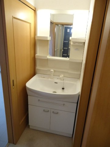 ＥＭＥＲＡＬＤ　Ⅰの洗面所|ゆったりとスペースのある洗面所