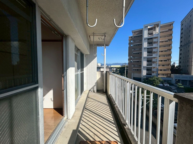 ゼウス大橋のバルコニー|角部屋、広々バルコニー♪　出て一息できる空間としてどうでしょうか♪