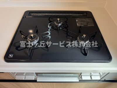 【その他】 | 焼津市高新田 2期 新築一戸建て 1号棟 | 3口コンロがあります