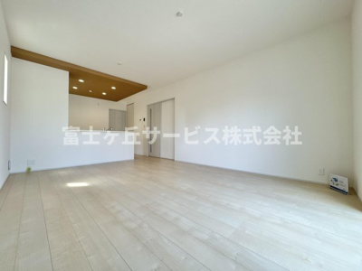 【居間・リビング】 | 焼津市高新田 2期 新築一戸建て 1号棟 | リビングダイニングです