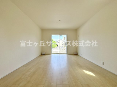 【居間・リビング】 | 焼津市高新田 2期 新築一戸建て 1号棟 | リビングです