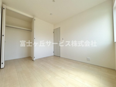 【洋室】 | 焼津市高新田 2期 新築一戸建て 1号棟 | 収納もある洋室です