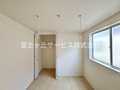 【内装】 | 焼津市高新田 2期 新築一戸建て 1号棟 | 吊り下げタイプの室内物干し用ポールがついています