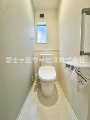 【トイレ】 | 焼津市高新田 2期 新築一戸建て 1号棟 | トイレです
同フロアに同タイプのトイレがもう1つあります