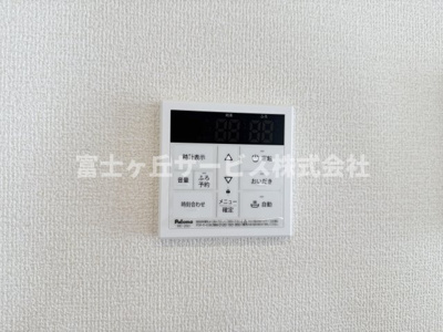 【発電・温水設備】 | 焼津市高新田 2期 新築一戸建て 1号棟 | リビングからも操作ができて便利です