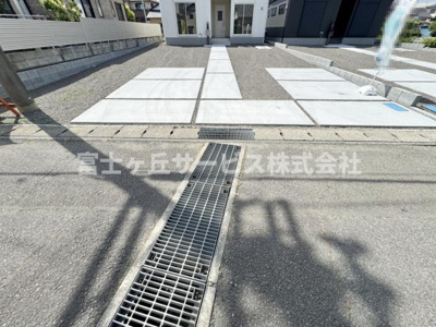 【駐車場】 | 焼津市高新田 2期 新築一戸建て 1号棟 | 車種により2台駐車可能です