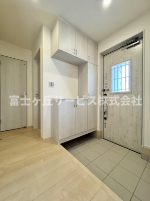 【玄関】 | 焼津市高新田 2期 新築一戸建て 1号棟 | 収納もある玄関です