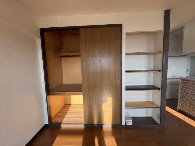 コスモヒルズ新家弐番館の収納|こちらはリビングに設けられた物入れと棚