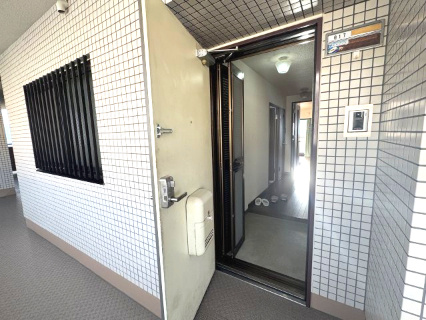 コスモヒルズ新家弐番館の玄関|シンプルで落ち着いた玄関が迎え入れます