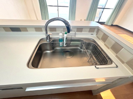 コスモヒルズ新家弐番館のキッチン|タッチ水栓なので家事もはかどります