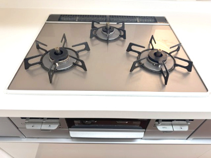 コスモヒルズ新家弐番館のキッチン|ガラストップコンロでお掃除も楽々