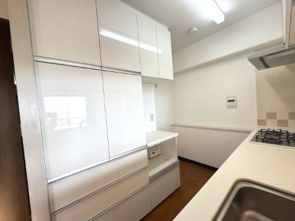 コスモヒルズ新家弐番館のキッチン|R５年にカップボードも新設しています