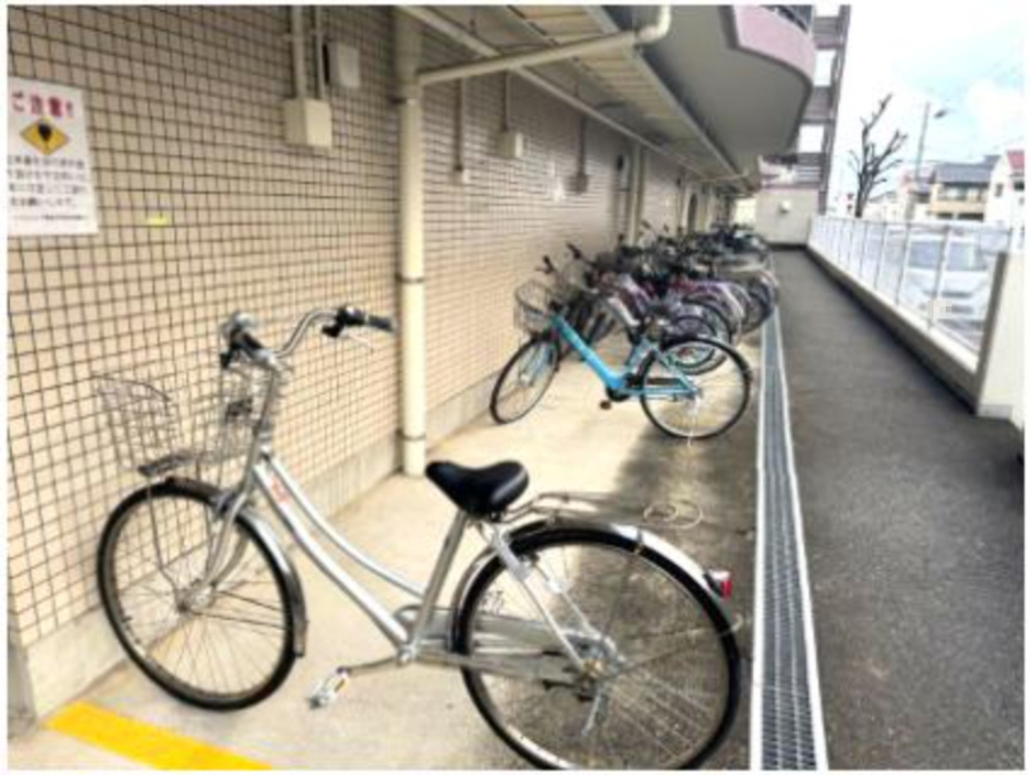 コスモヒルズ新家弐番館の駐輪場