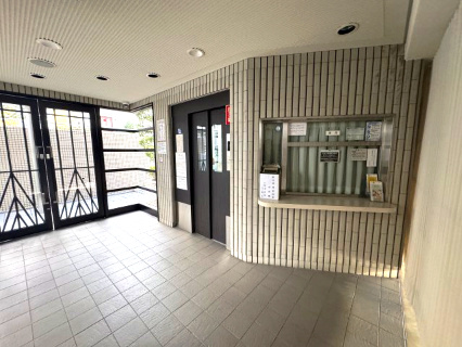 コスモヒルズ新家弐番館のエントランス