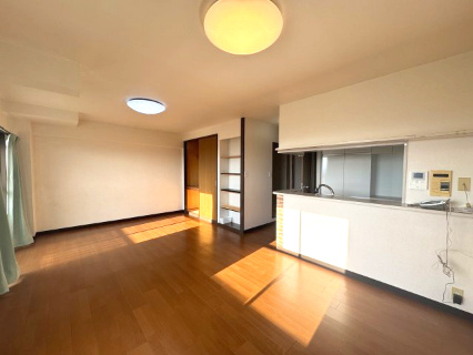 コスモヒルズ新家弐番館の居間・リビング|光あふれる開放的なLDK！南向きの陽光が心地よい、お洒落な住まい