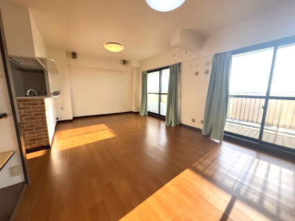 コスモヒルズ新家弐番館の居間・リビング|フローリング貼り換え済。落ち着いたトーンのフローリングが家具を引き立てます