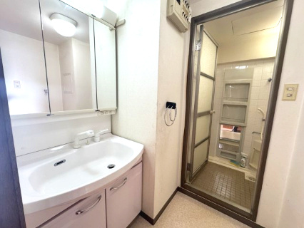 コスモヒルズ新家弐番館の洗面所|３面鏡付き洗面化粧台