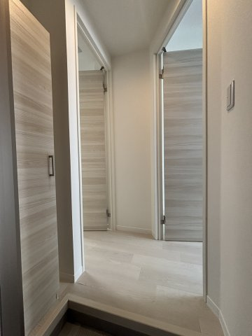 クレスト中馬込の玄関|【家具配置はイメージで、設備ではございません】