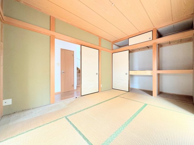 港南区笹下5丁目　中古戸建ての和室|◆感性を育むプライベートルームはシンプルでスマートな空間。好みの空間で読書をしたり、音楽を聞いたりと一人の時間も充実したものにできます。