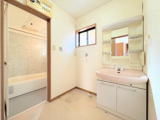 港南区笹下5丁目　中古戸建ての独立洗面台|◆毎日使う場所だから、機能的で使いやすさに配慮したパウダールーム。すっきりと使えるように収納も豊富にご用意しています。