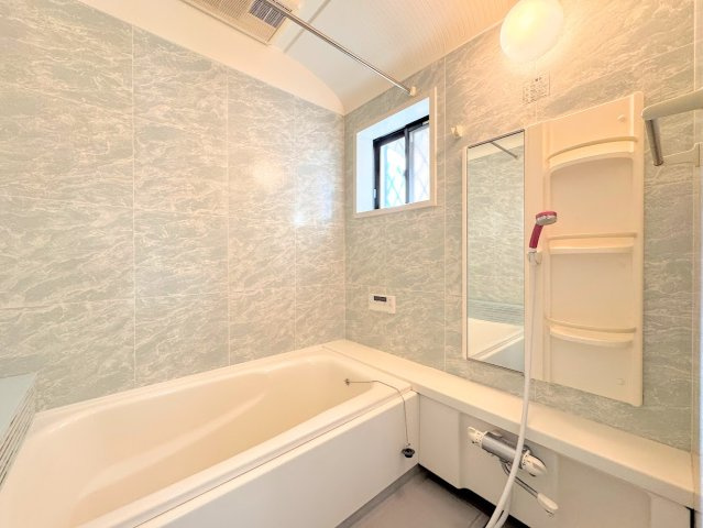 港南区笹下5丁目　中古戸建ての浴室|◆デザイン性と機能性を兼ね備えたキッチンです。リビングスペースとの一体感が生まれ、広々空間を演出してくれます。