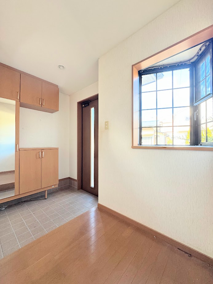 港南区笹下5丁目　中古戸建ての玄関|◆光の渦が溢れた明るい玄関ホール。「おかえり」と「ただいま」が交差するお家の顔とも言える場所は爽やかで心地良い空間となっています。