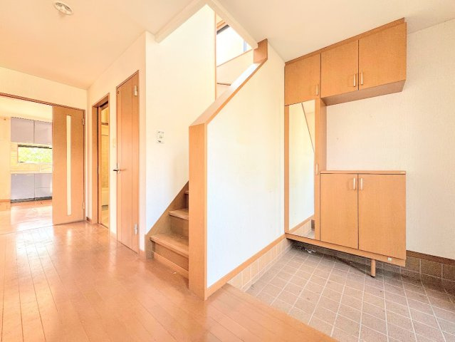 港南区笹下5丁目　中古戸建ての玄関|◆明るい玄関です！散らかりやすい玄関もスッキリする大容量のシューズボックス付き。